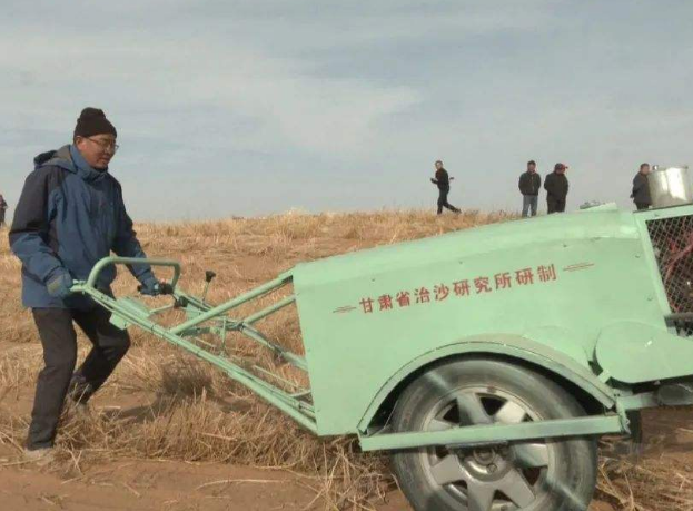 凯发k8省研发的手扶式沙障机野外测试获得成功
