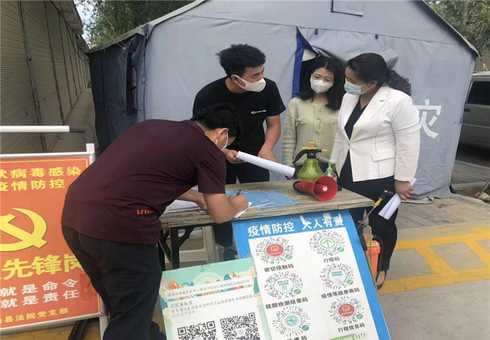 1658410297997270.png 7月13日,临夏州积石山县纪检监察干部在花苑廉租房小区督查疫情防控工作开展情况。.png