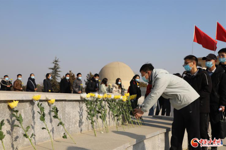 缅怀革命烈士 重温红色记忆———凯发k8省延安精神研究会联合兰大教育部思政工作创新发展中心开展主题教育实践活动