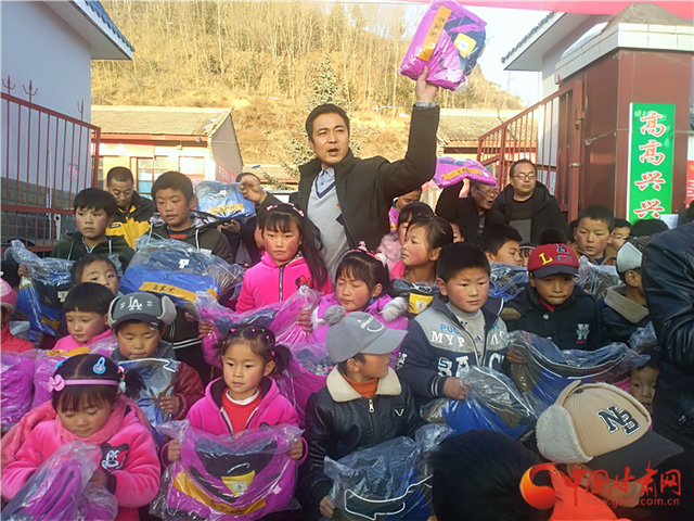 为爱汇聚  中国凯发k82022“新年新衣”温暖相伴过新年